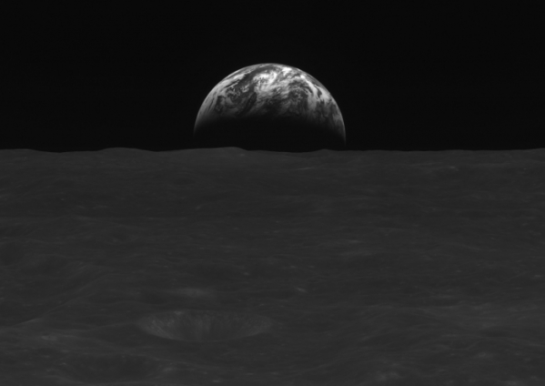▲지난해 12월 31일 오후 4시10분 다누리가 달 상공 119km에서 촬영한 달 표면과 지구 사진.  (사진제공=한국항공우주연구원)