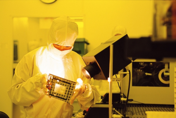 ▲삼성전자 직원이 시스템LSI 반도체 생산라인서 제품을 점검하고 있는 모습. (사진제공=삼성전자)