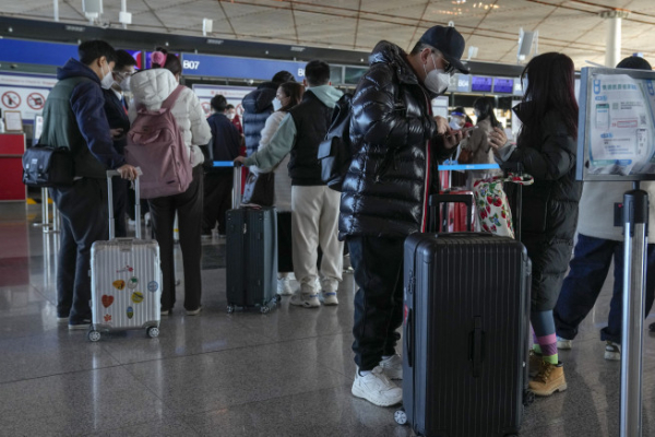 ▲2022년 12월 29일 중국 베이징수도국제공항에서 해외여행을 떠나려는 사람들이 기다리고 있다. 베이징/AP뉴시스