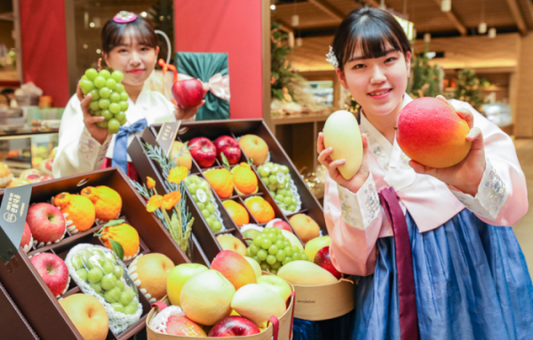 ▲서울시 영등포구에 위치한 더현대 서울 지하1층 식품관에서 직원들이 '이색 과일 선물세트'를 소개하고 있다.  (사진제공=현대백화점)