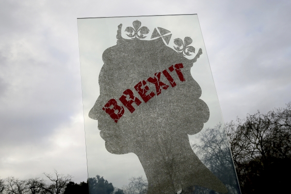 ▲영국 런던에서 2018년 12월 10일 엘리자베스 2세 여왕 실루엣 위로 브렉시트 문구가 보인다. 런던/AP뉴시스
