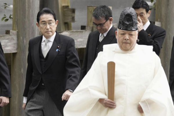 ▲기시다 후미오(맨 왼쪽) 일본 총리가 4일(현지시간) 미에현 이세시 이세신궁을 방문했다. 그는 이날 현지에서 기자회견을 열고 이달 미일 정상회담 계획을 설명했다. 이세/AP연합뉴스
