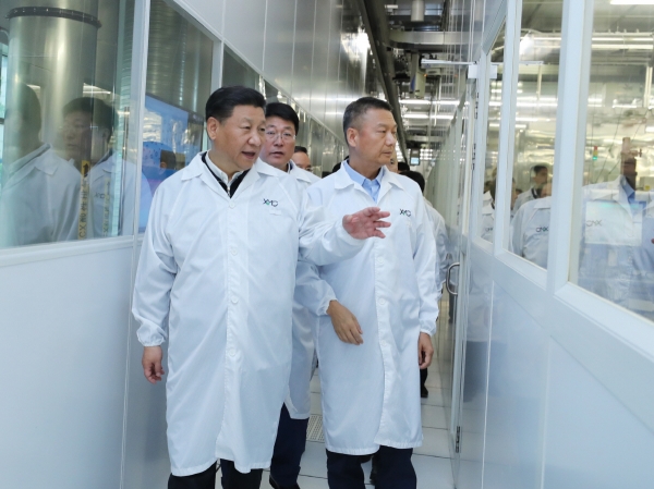 ▲시진핑 중국 국가주석이 2018년 4월 26일 우한신신(XMC) 반도체 공장을 둘러보고 있다. 우한(중국)/신화뉴시스

