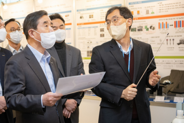 ▲김윤 삼양홀딩스 회장(왼쪽)이 '삼양 이노베이션 R&D페어'에서 R&D 전략 과제 전시를 살펴보고 있다. (사진제공=삼양그룹)