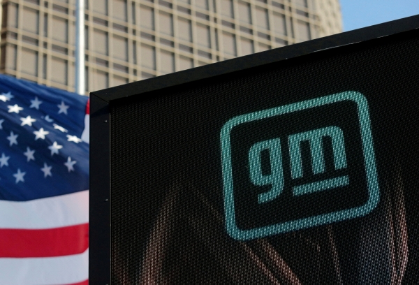 ▲제너럴모터스(GM) 디트로이트 지사 앞에 GM 로고와 성조기가 보인다. 디트로이트(미국)/로이터연합뉴스
