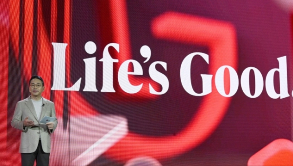 ▲조주완 LG전자 사장이 4일(현지시간) 미국 라스베이거스 만달레이베이 호텔에서'Life's Good'을 주제로 열린 'LG 월드 프리미어(LG WORLD PREMIERE)'에서 연설을 하고 있다. (사진제공=LG전자)