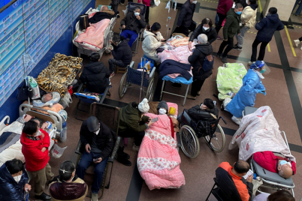 ▲4일 중국 상하이 한 병원에 코로나19로 환자들이 몰리면서 환자들이 응급실 밖 복도에 누워있다. (로이터/연합뉴스)