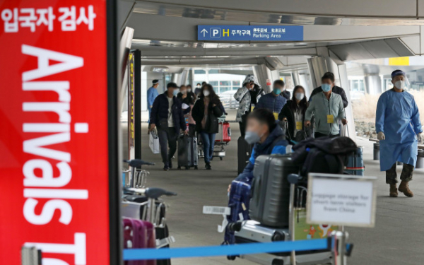 ▲5일 인천국제공항 제1여객터미널에서 검역 지원 육군 장병들이 중국발 입국자들을 검사센터로 안내하고 있다. (뉴시)