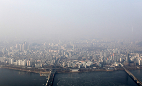 ▲수도권 전역에 미세먼지 예비저감조치가 시행된 6일 오후 서울 시내가 뿌옇다.  (뉴시스)