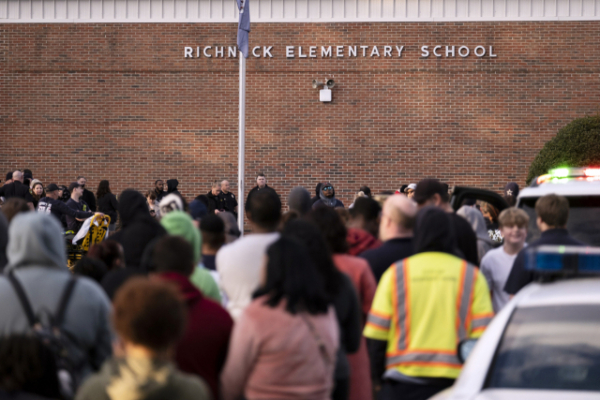 ▲지난 6일(현지시간) 미국 버지니아주 뉴포트뉴스시에 있는 리치넥 초등학교의 1학년 교실에서 총격 사건이 발생, 학생들이 학교 밖으로 나와 모여 있다.  (AP=연합뉴스)