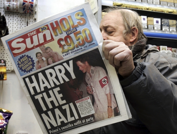 ▲영국에서 2005년 1월 13일 한 시민이 ‘나치 복장 한 해리 왕자’ 기사를 읽고 있다. 런던/AP뉴시스
