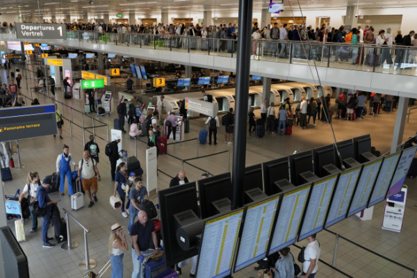 ▲2022년 6월 21일 네덜란드 암스테르담 스키폴국제공항에서 이동하는 여행객들이 보이고 있다. 암스테르담/AP뉴시스