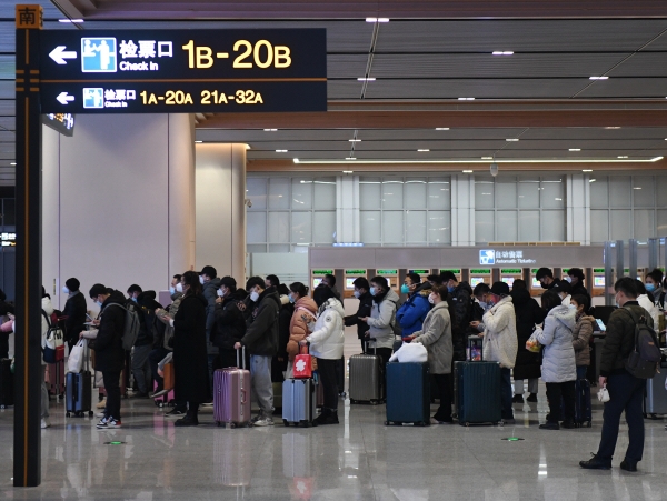 ▲중국 베이징에서 7일 승객들이 열차를 기다리고 있다. 베이징/신화뉴시스
