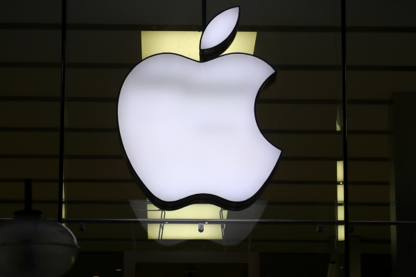 ▲2020년 12월 16일 독일 뮌헨에 위치한 애플 매장의 로고가 빛나고 있다. 
 (AP/뉴시스)