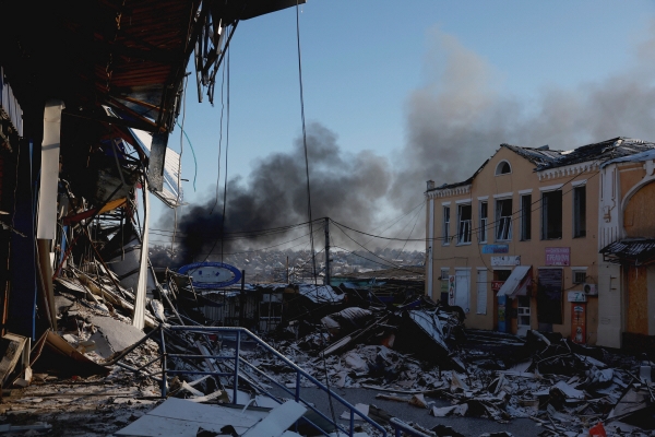 ▲7일(현지시간) 우크라이나 돈바스 지역의 건물 등이 러시아군의 포격으로 무너지고 연기가 피어나고 있다. 돈바스(우크라이나)/로이터연합뉴스
