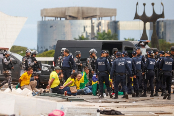 ▲8일(현지시간) 브라질 브라질리아에서 보안군이 루이스 이나시오 룰라 다시우바 대통령 축출을 요구하며 시위를 벌인 자이르 보우소나루 전 대통령 지지자들을 체포하고 있다. 브라질리아/로이터연합뉴스

