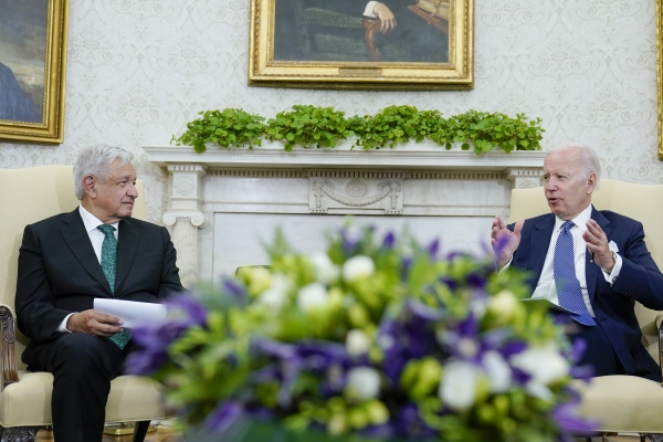 ▲안드레스 마누엘 로페스(왼쪽) 멕시코 대통령이 지난해 7월 12일 백악관에서 조 바이든 미국 대통령과 대화하고 있다. 워싱턴D.C./AP뉴시스

