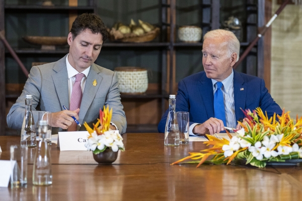 ▲쥐스탱 트뤼도(왼쪽) 캐나다 총리가 지난해 11월 16일 발리에서 조 바이든 미국 대통령과 대화하고 있다. 발리(인도네시아)/AP뉴시스
