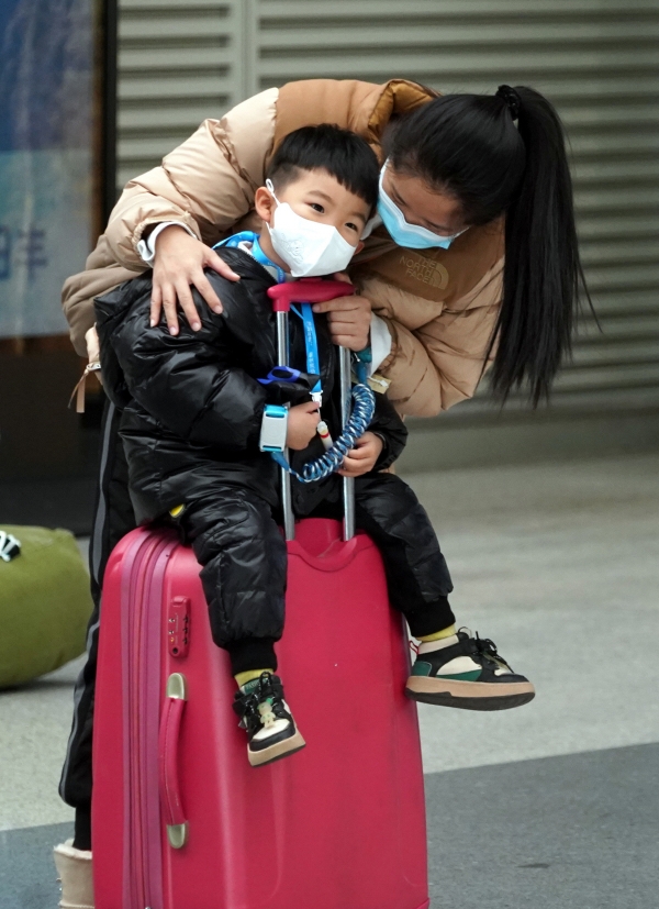 ▲중국 허난성 정저우역에서 마스크를 착용한 승객들이 열차를 기다리고 있다. 정저우(중국)/신화뉴시스
