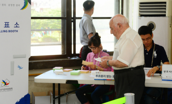▲영주권을 가진 이탈리아인 유권자가 2014년 6·4 전국동시 지방선거가 치러지는 서울 용산구 한남대로 한남초등학교에 마련된 한남 제3 투표소에서 기표소로 들어가고 있다. (뉴시스)