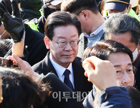 ▲ 이재명 더불어민주당 대표가 ‘성남FC 후원금 의혹’ 관련 조사를 받기 위해 10일 경기도 성남시 수원지방검찰청 성남지청으로 출석하고 있다. (고이란 기자 photoeran@ / 사진공동취재단)