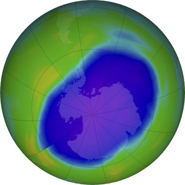 ▲나사가 2022년 10월 5일 공개한 이미지로 남극대륙 위 오존층에 난 구멍이 파란색과 보라색으로 표시됐다. AP뉴시스
