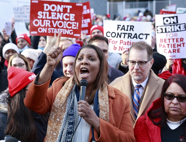 ▲레티티아 제임스 뉴욕주 법무장관이 9일(현지시간) 마운트시나이 병원 앞에서 열린 간호사 파업집회에 참석해 발언하고 있다. 뉴욕(미국)/UPI연합뉴스
