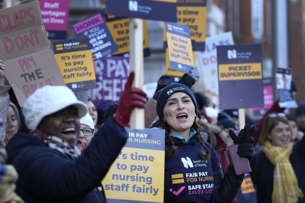 ▲영국 런던에서 지난달 15일 왕립간호대학(RCN) 간호사들이 파업 집회를 열고 있다. 런던/AP뉴시스

