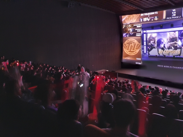 ▲2019년 당시 ‘롤 월드 챔피언십’ 결승전이 생중계 된 극장 내부 모습(사진제공=CJ CGV)

