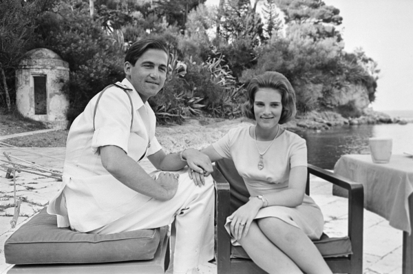 ▲콘스탄티노스 2세 전 그리스 국왕과 그의 아내 안나마리아 전 왕비가 1964년 7월 그리스 코르푸 섬에서 휴가를 보내고 있다. AP뉴시스
