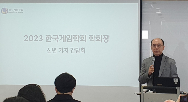 ▲위정현 한국게임학회장이 11일 서울 강남구 토즈에서 열린 신년 기자간담회에서 발표하고 있다.  (정수천 기자 int1000@)