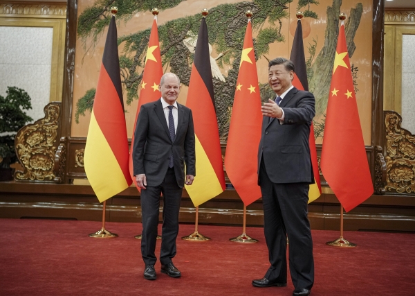 ▲올라프 숄츠(왼쪽) 독일 총리와 시진핑 중국 국가주석이 지난해 11월 4일 베이징 인민대회당에서 만나고 있다.  베이징/AP연합뉴스
