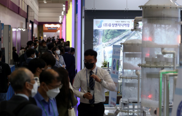 ▲지난해 6월 8일 서울 코엑스에서 열린 제43회 국제환경산업기술&그린에너지전을 찾은 관람객이 관계 기업들의 제품을 살펴보고 있는 모습. (뉴시스)