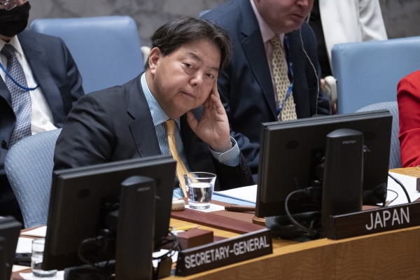 ▲하야시 요시마사 일본 외무상이 12일(현지시간) 유엔 안전보장이사회 회의에 참석해 의견을 듣고 있다. 뉴욕(미국)/AP연합뉴스
