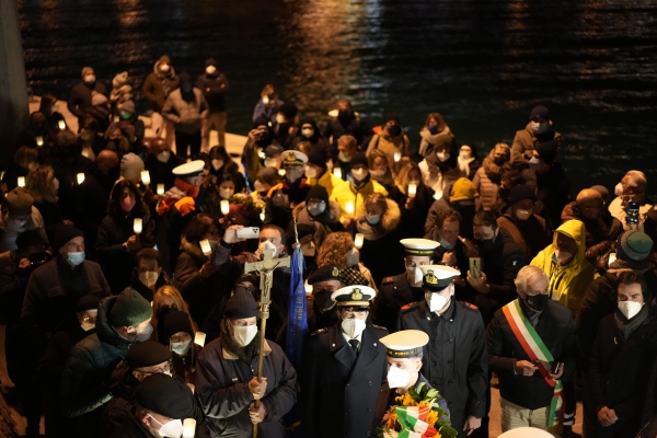 ▲2012년 1월 13일 금요일 발생한 코스타 콩코르디아호 사고를 추모를 위해 모인 시민들(AP 뉴시스)
