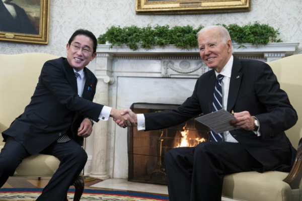 ▲13일(현지시간) 백악관에서 기시다 후미오 일본 총리와 조 바이든 미국 대통령이 악수를 하고 있다. 워싱턴D.C./AP뉴시스
