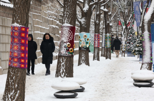 ▲서울을 비롯한 전국 곳곳에 많은 눈이 내린 지난해 12월 21일 서울 중구 덕수궁 돌담길에 쌓인 눈 사이로 시민들이 발걸음을 옮기고 있다. 신태현 기자 holjjak@ (이투데이DB)