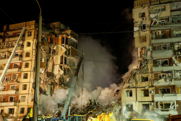 ▲우크라이나 드니프로에 있는 한 아파트가 15일(현지시간) 러시아 미사일 공습 피해를 입고 일부가 무너져 내린 가운데 구조 대원이 화재 진압과 함께 구조 활동을 하고 있다. 드니프로(우크라이나)/로이터연합뉴스