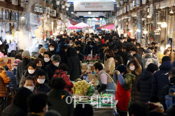▲지난 15일 서울 동대문구 청량리종합시장이 제수용품을 구매하려는 시민들로 붐비고 있다. (신태현 기자 holjjak@)