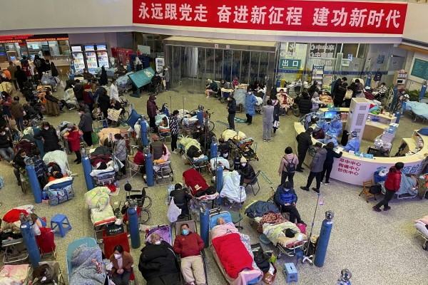 ▲3일 중국의 한 병원에서 신종 코로나바이러스 감염증(코로나19) 환자들이 몰려 로비에서 치료를 받고 있다. 상하이(중국)/AP연합뉴스
