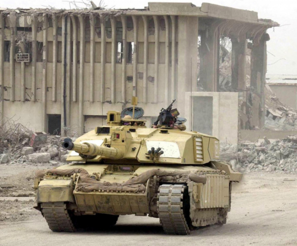 ▲2003년 3월 31일 이라크 바스라에서 영국 주력 전차 ‘챌린저2’가 이동하고 있다. 바스라(이라크)/로이터연합뉴스 