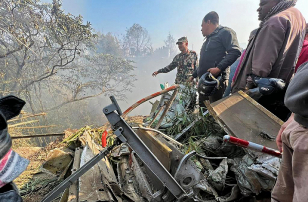 ▲추락한 네팔 항공기를 수습하고 있는 모습. AFP=연합뉴스