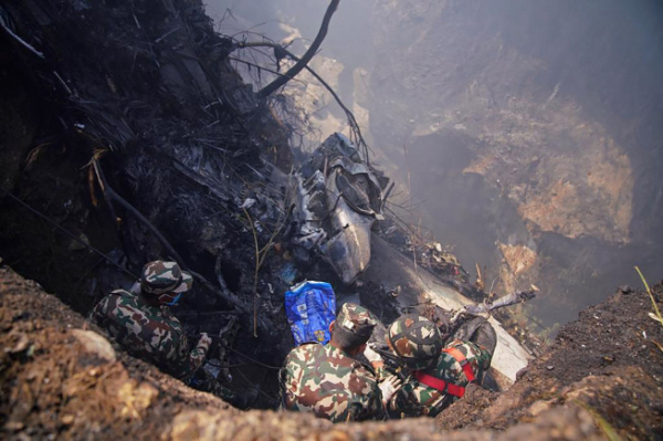 ▲15일(현지시간) 구조대원들이 네팔 예티항공 ATR72기가 추락한 지점을 수색하고 있다. 네팔/AFP연합뉴스 