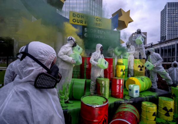 ▲2022년 1월 11일 그린피스 등 환경운동가들이 원자력 그린워싱 반대 시위를 벌이고 있다. 프랑크푸르트(독일)/AP뉴시스 