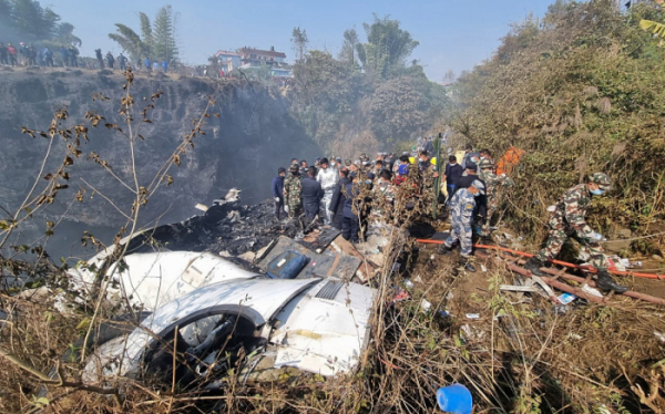 ▲네팔 포카라로 향하던 예티항공 소속 ATR72 항공기가 15일(현지시간) 오전 추락한 가운데, 비행기 잔해 속에서 구조 대원들이 수색 작업을 하고 있다. 카스키/EPA연합뉴스