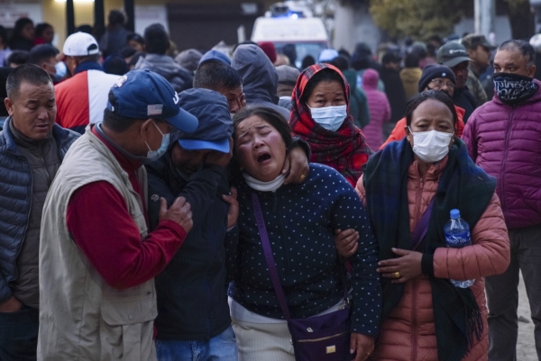 ▲네팔 포카라의 한 병원에서 15일(현지시간) 추락 여행기 탑승객 가족이 오열하고 있다. 포카라(네팔)/AP연합뉴스
