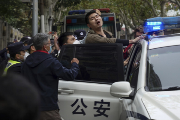▲2022년 11월 27일 중국 상하이 거리에서 한 시위자가 경찰의 구금 시도를 거부하고 있다. 상하이(중국)/AP뉴시스