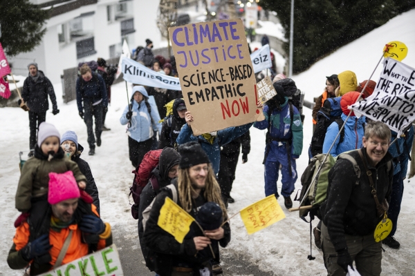 ▲세계경제포럼(WEF) 연차 총회 개막 전날인 15일(현지시간) 스위스 다보스에서 포럼 반대 시위자들이 피켓을 들고 행진하고 있다. 다보스/EPA연합뉴스
