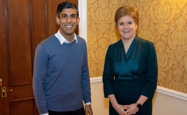 ▲리시 수낵(왼쪽) 영국 총리와 니컬라 스터전 스코틀랜드 자치정부 수반이 12일 만났다. 런던/로이터연합뉴스
