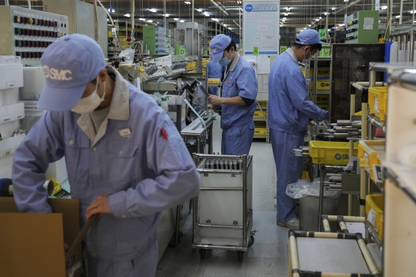 ▲중국 베이징의 SMC 공장에서 10일 노동자들이 작업하고 있다. 베이징/AP뉴시스
